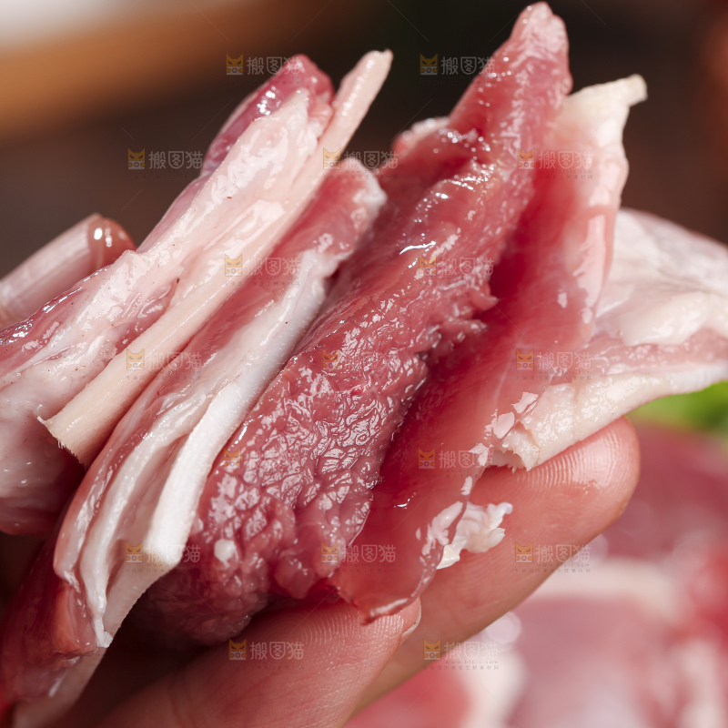 木底上的新鲜羊肉