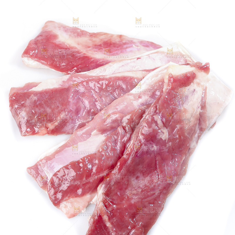 白底上的新鲜羊肉