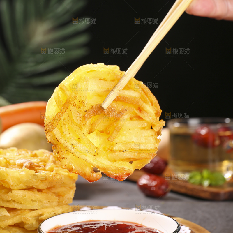 深底上的土豆鲜虾饼