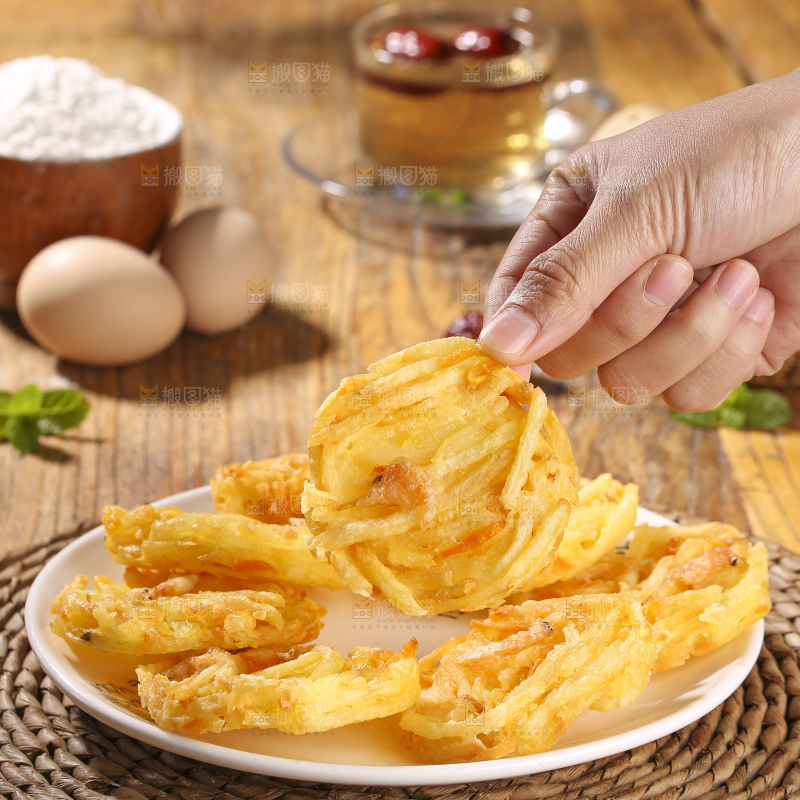 木底上的土豆鲜虾饼