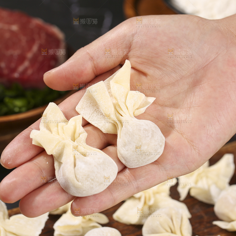 深底上的小金鱼馄饨