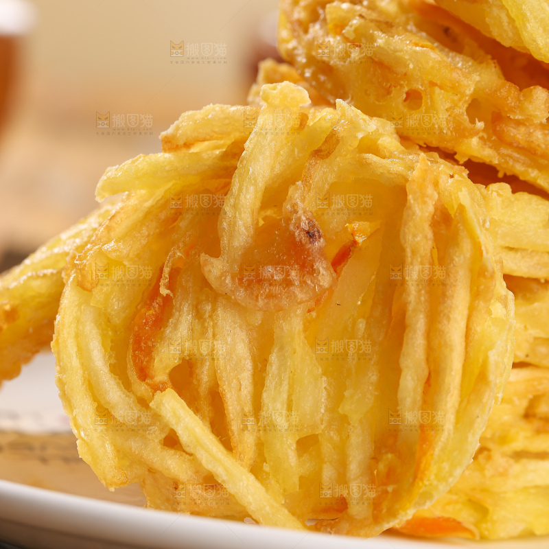 木底上的土豆鲜虾饼