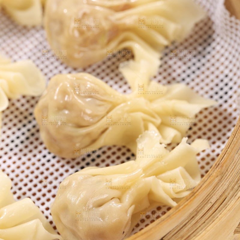 浅底上的小金鱼馄饨
