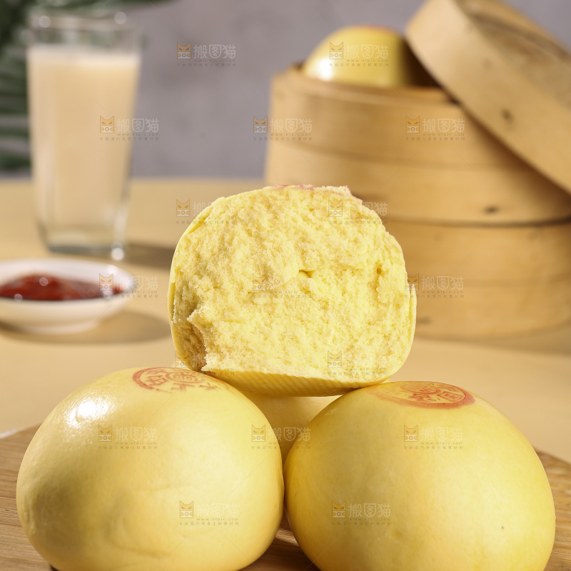 浅底上的玉米馒头