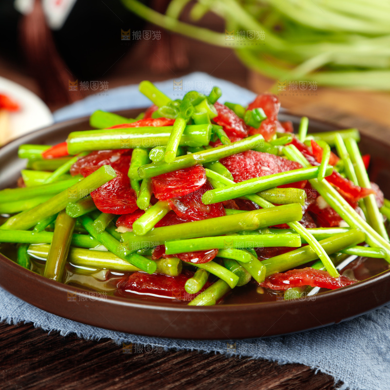盘子里的藜蒿炒香肠