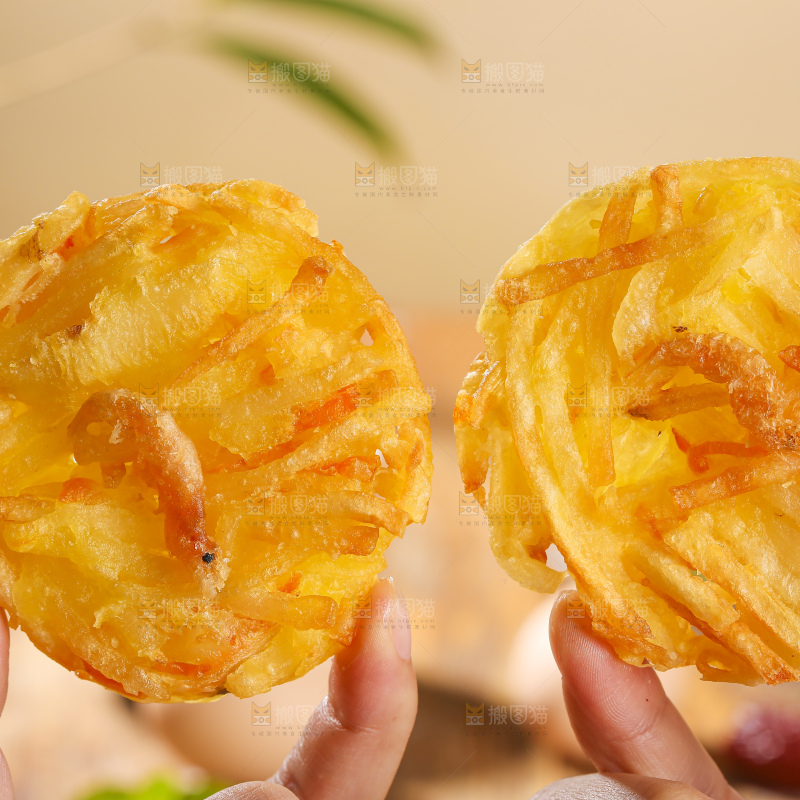 木底上的土豆鲜虾饼