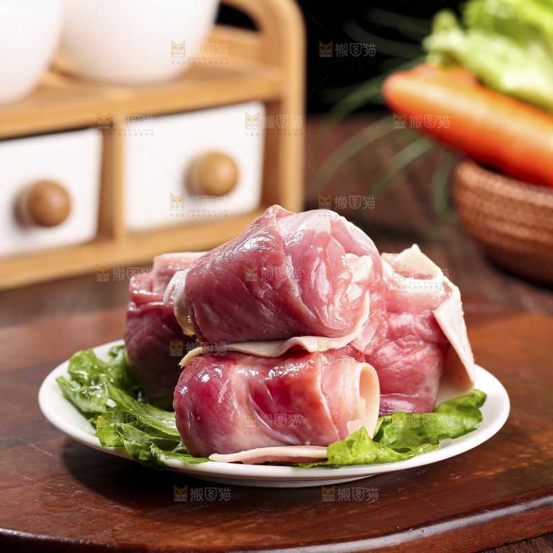 木底上的新鲜羊肉