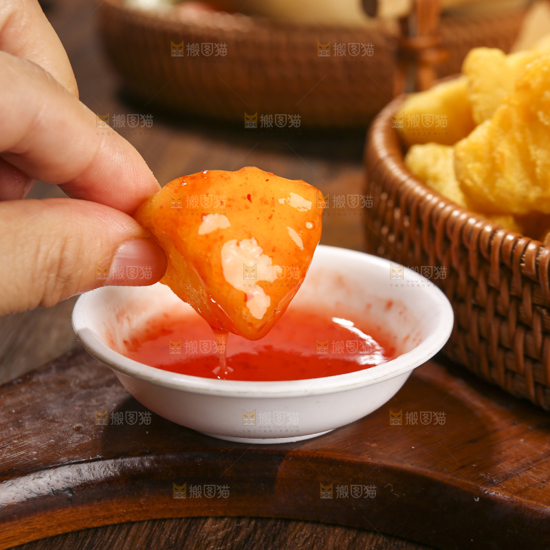 木底上放着锅巴土豆