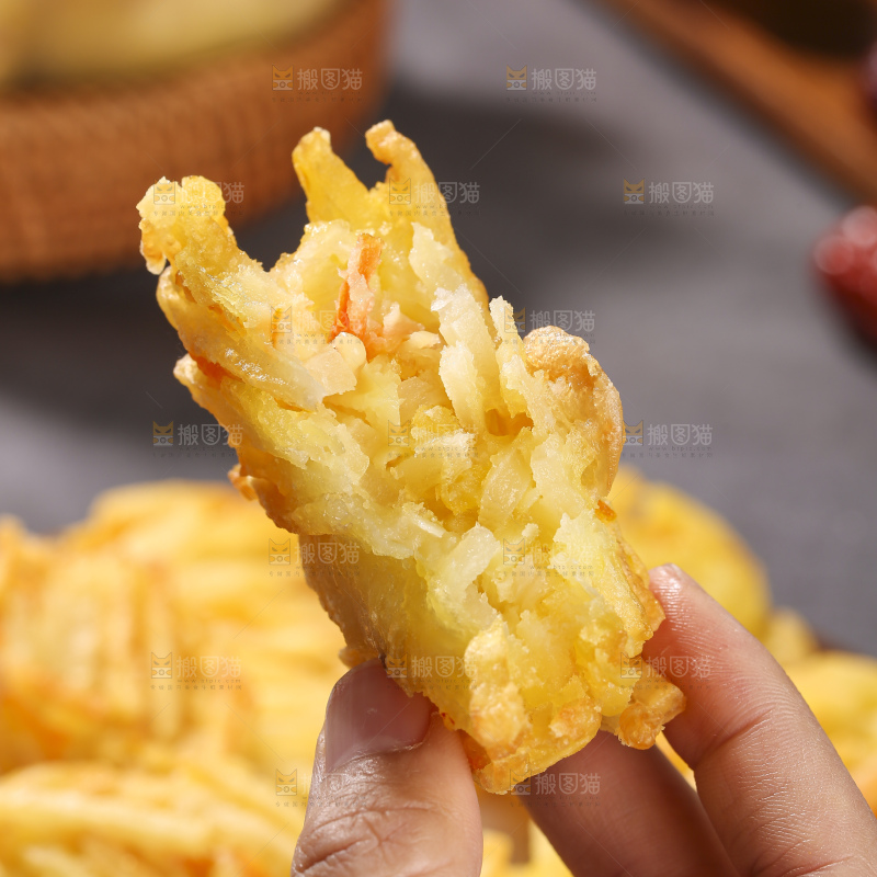 深底上的土豆鲜虾饼