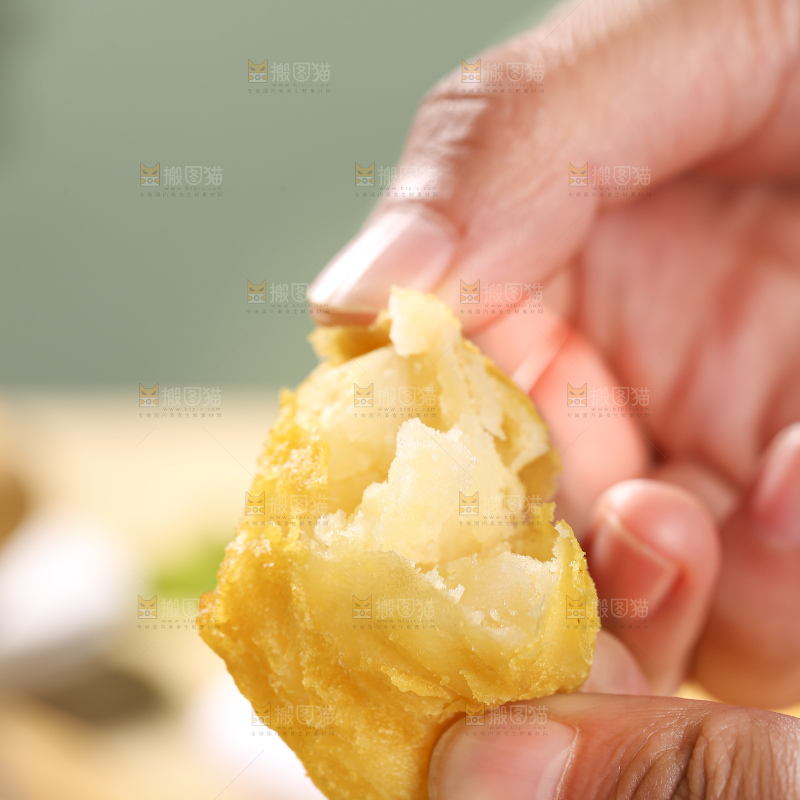 浅底上的锅巴土豆