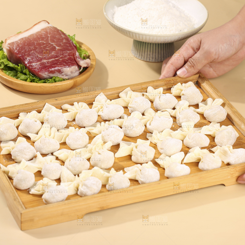 浅底上的小金鱼馄饨