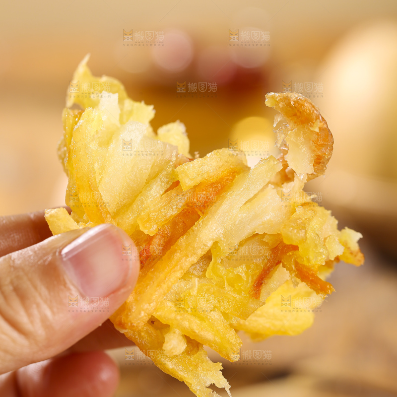 木底上的土豆鲜虾饼