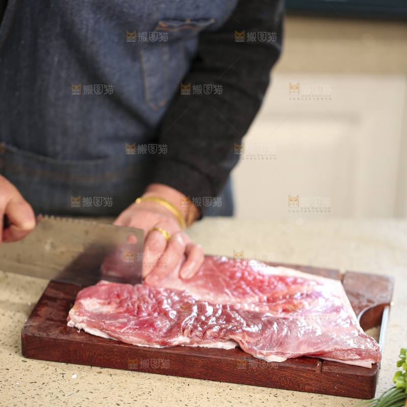 手里拿着新鲜羊肉