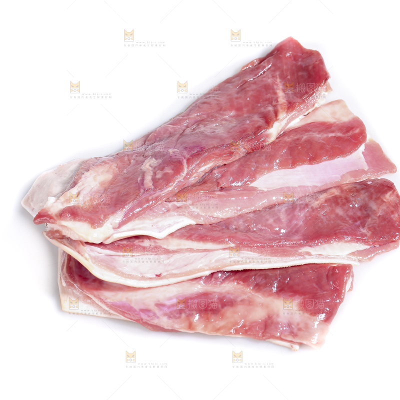 白底上的新鲜羊肉