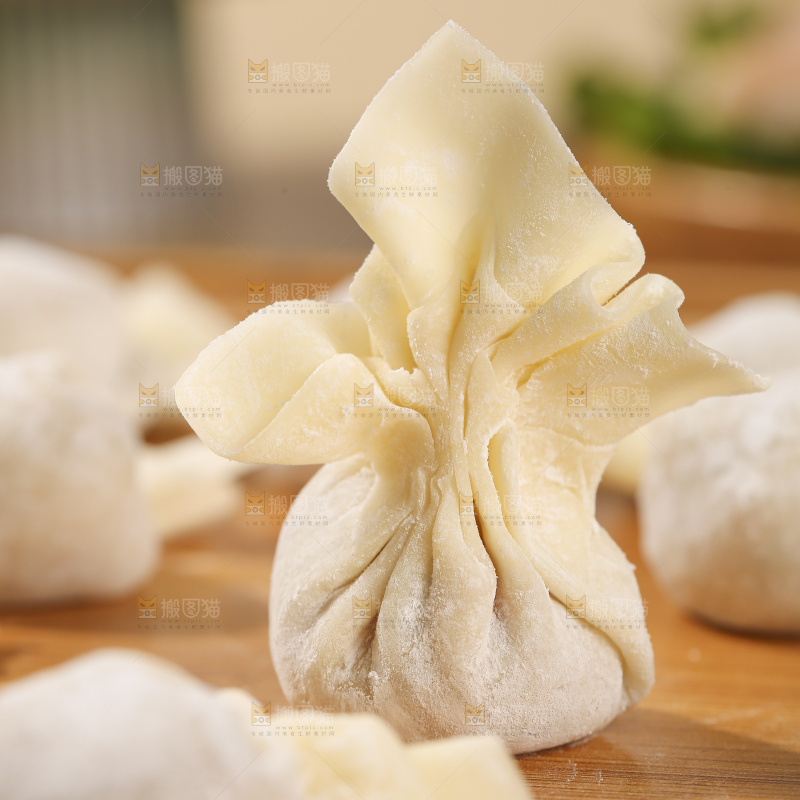 浅底上的小金鱼馄饨
