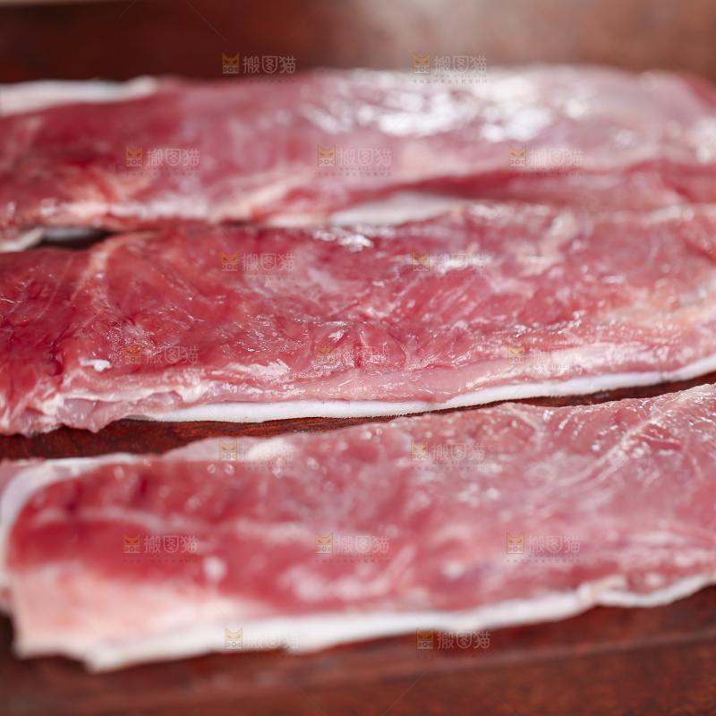 木底上的新鲜羊肉