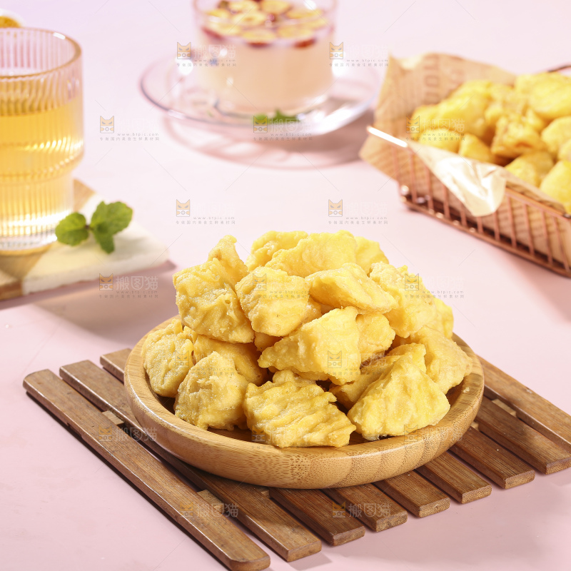 浅底上的锅巴土豆