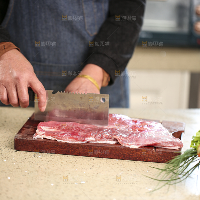 手里拿着新鲜羊肉