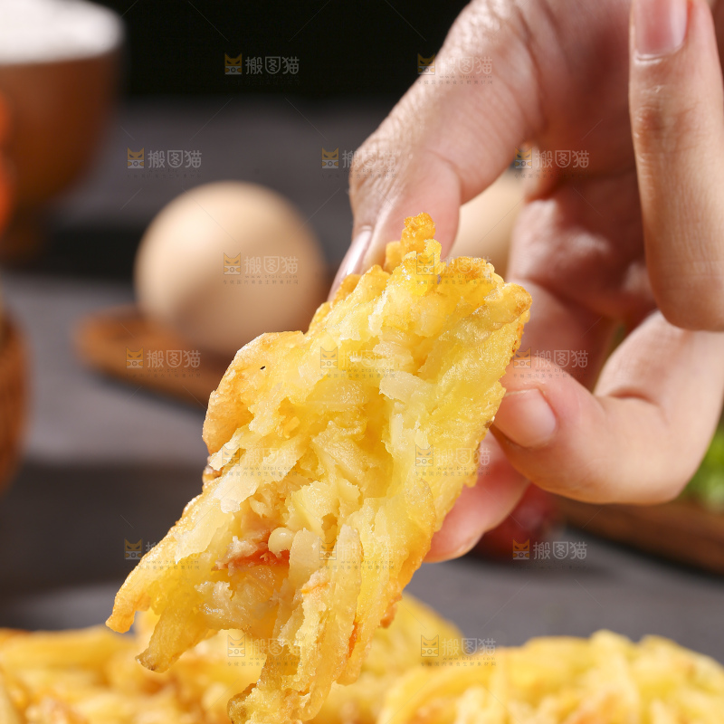 深底上的土豆鲜虾饼