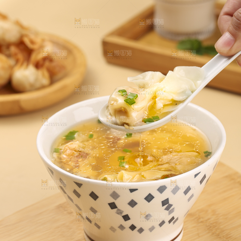 浅底上的小金鱼馄饨