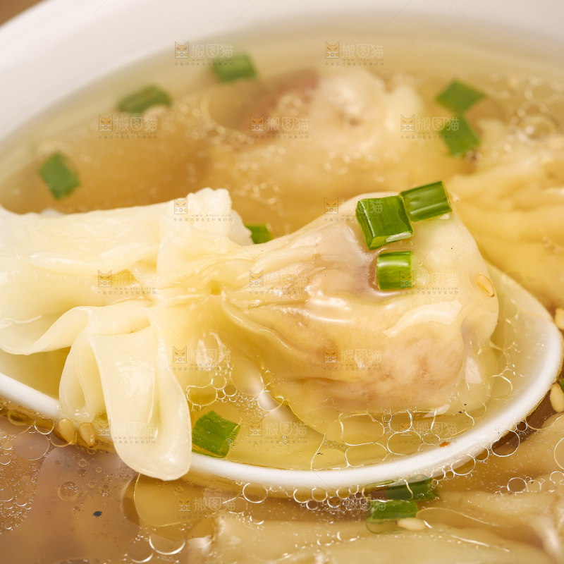 浅底上的小金鱼馄饨