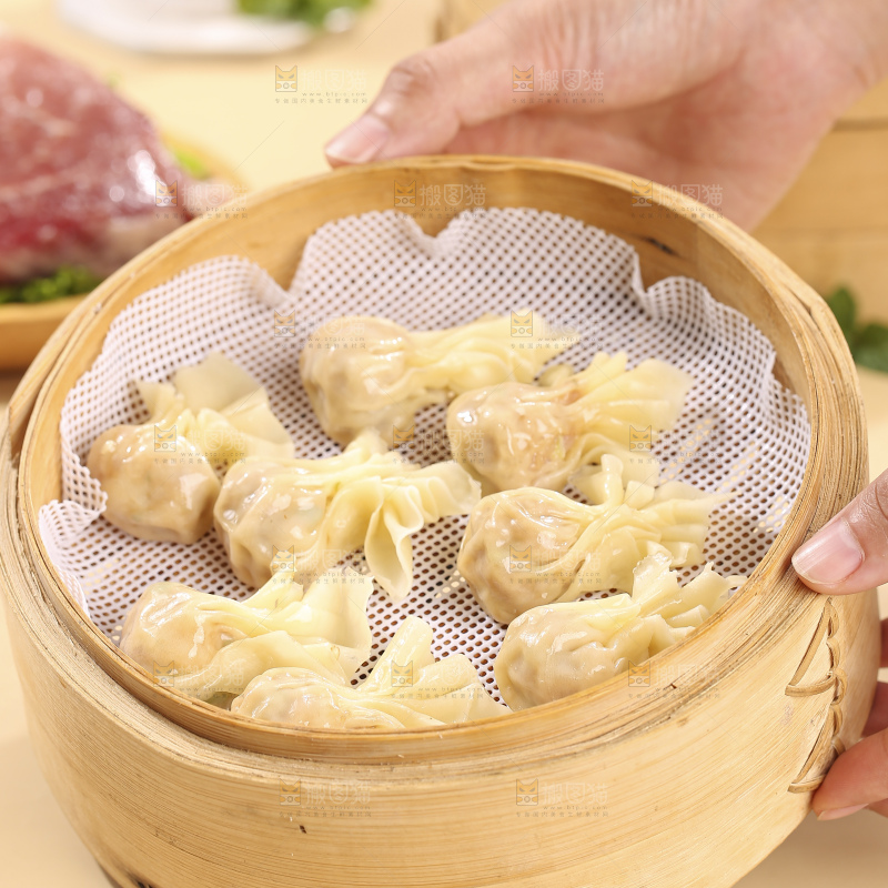 浅底上的小金鱼馄饨