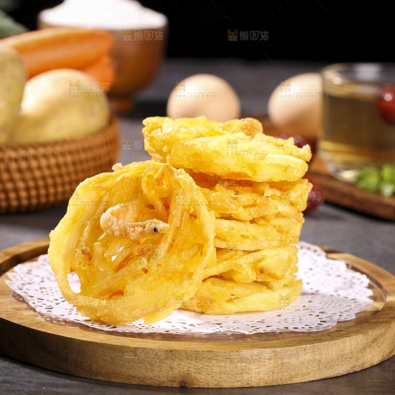 深底上的土豆鲜虾饼