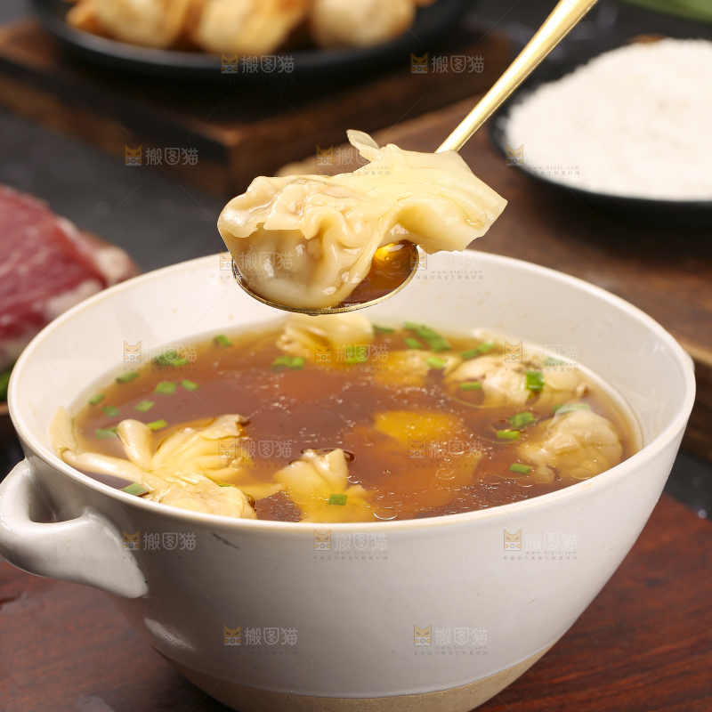 深底上的小金鱼馄饨