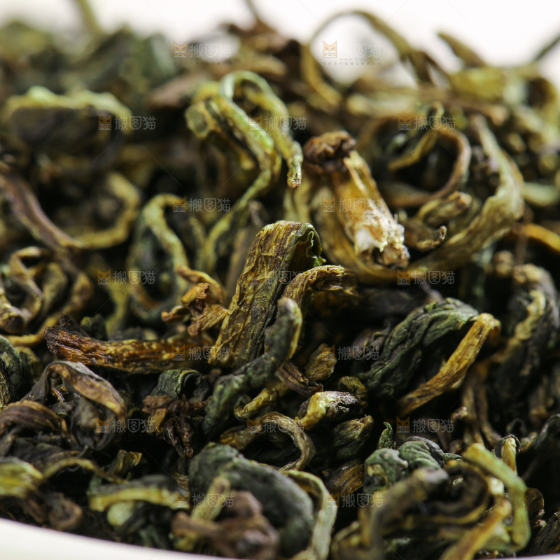 浅底上的蒲公英茶