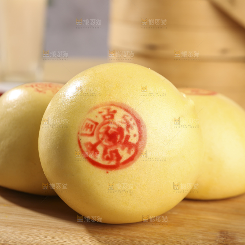 浅底上的玉米馒头