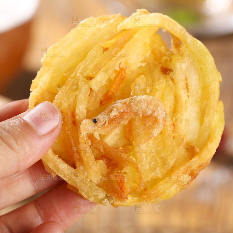 木底上的土豆鲜虾饼