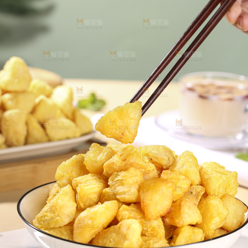 浅底上的锅巴土豆