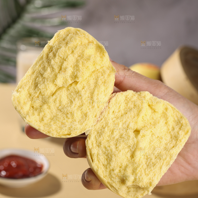 浅底上的玉米馒头