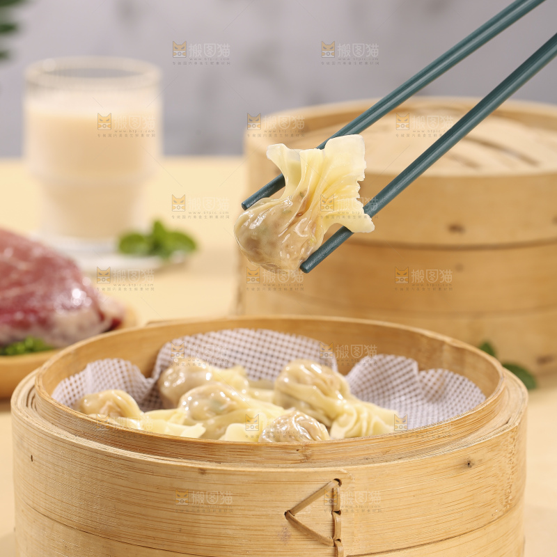 浅底上的小金鱼馄饨