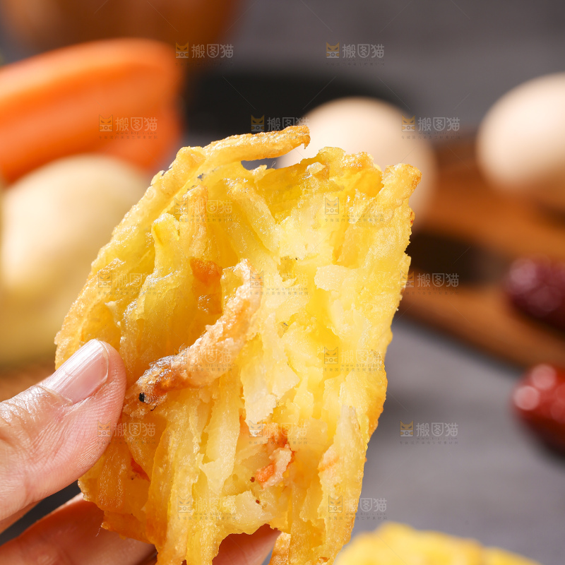 深底上的土豆鲜虾饼