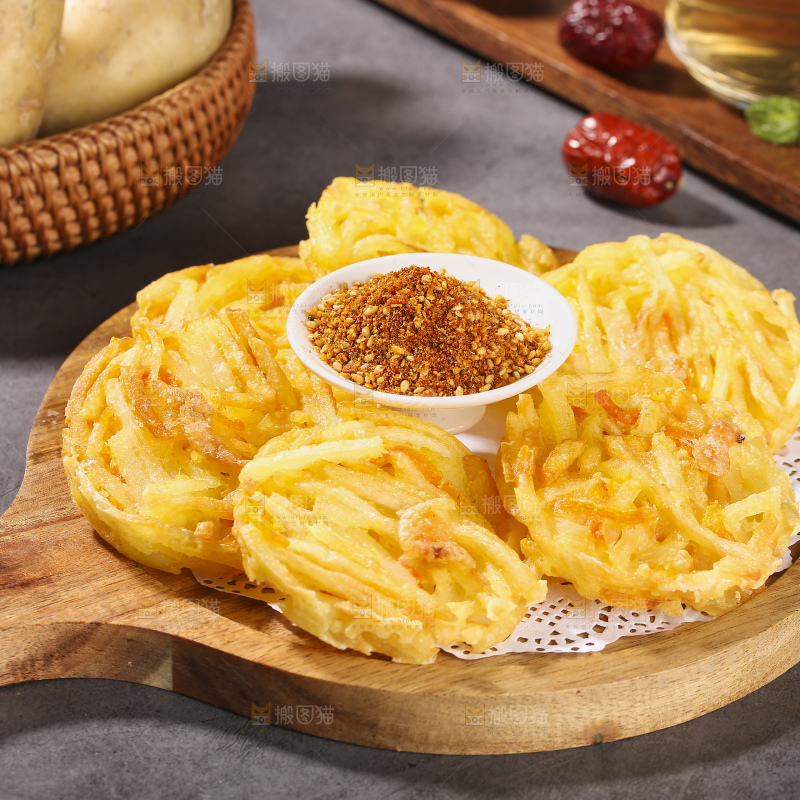 深底上的土豆鲜虾饼