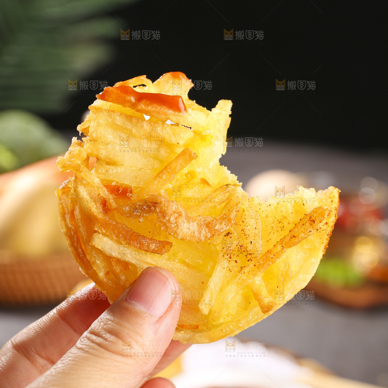 深底上的土豆鲜虾饼