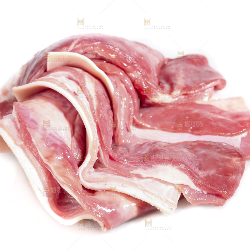 白底上的新鲜羊肉