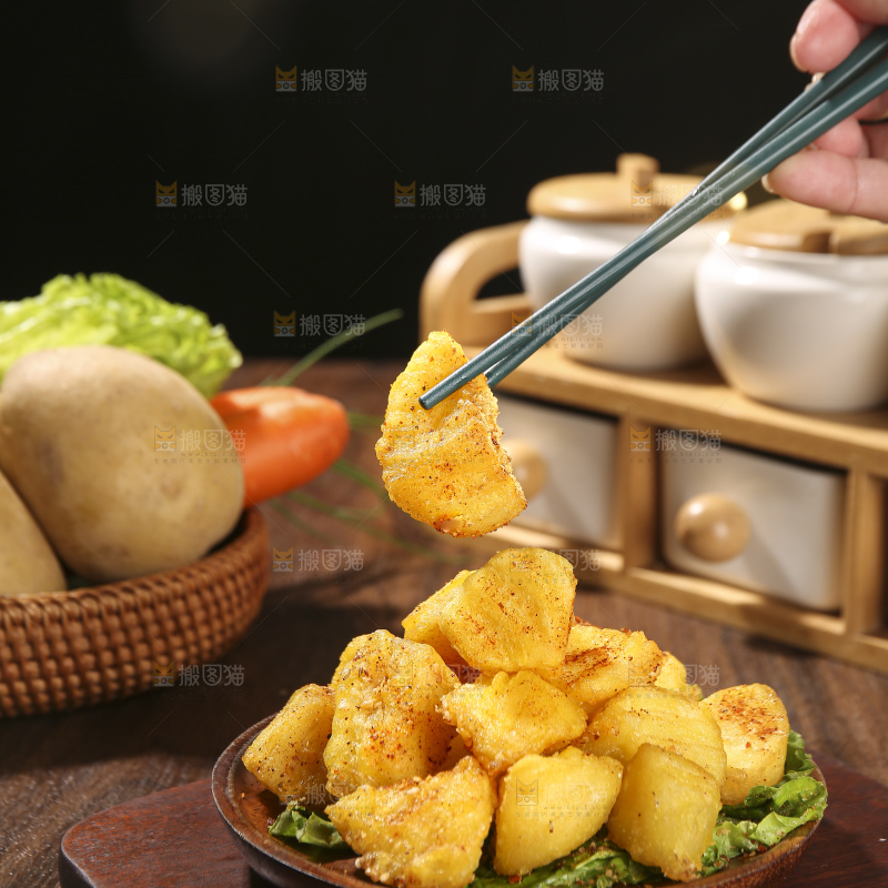 木底上放着锅巴土豆