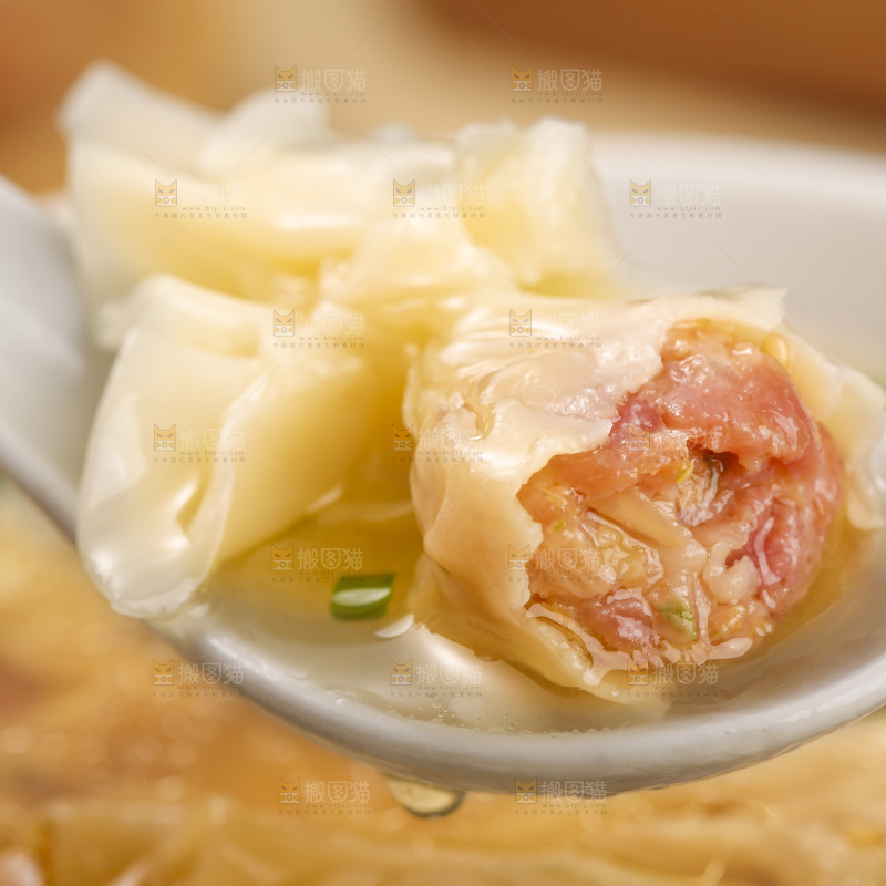 浅底上的小金鱼馄饨