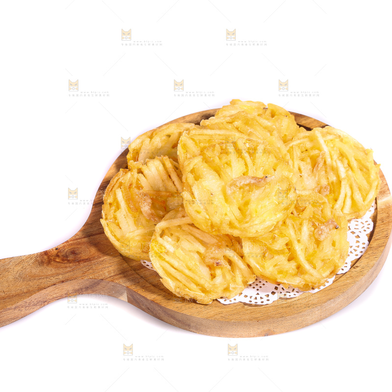 白底上的土豆鲜虾饼