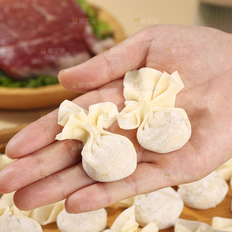 浅底上的小金鱼馄饨