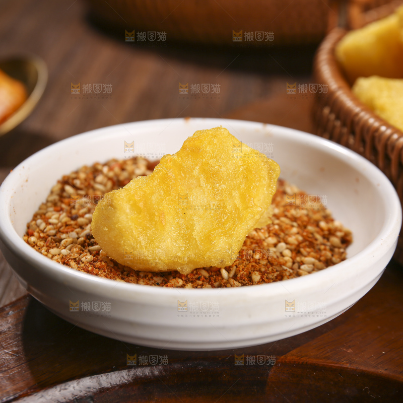 木底上放着锅巴土豆