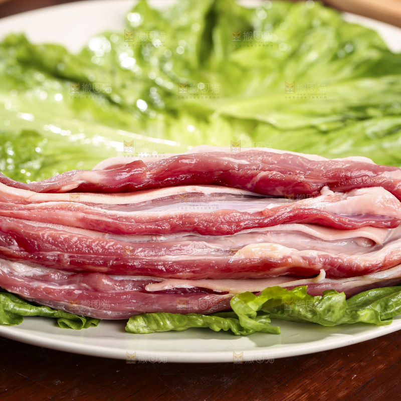 木底上的新鲜羊肉
