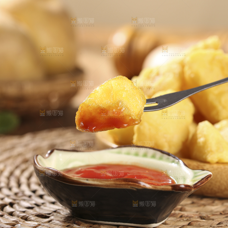 木底上放着锅巴土豆