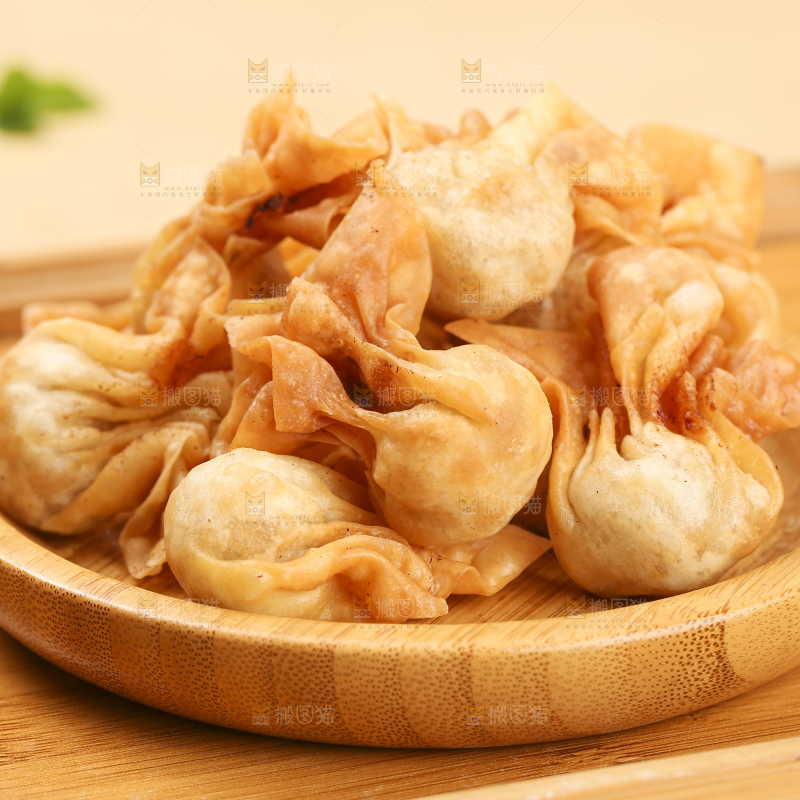 浅底上的小金鱼馄饨
