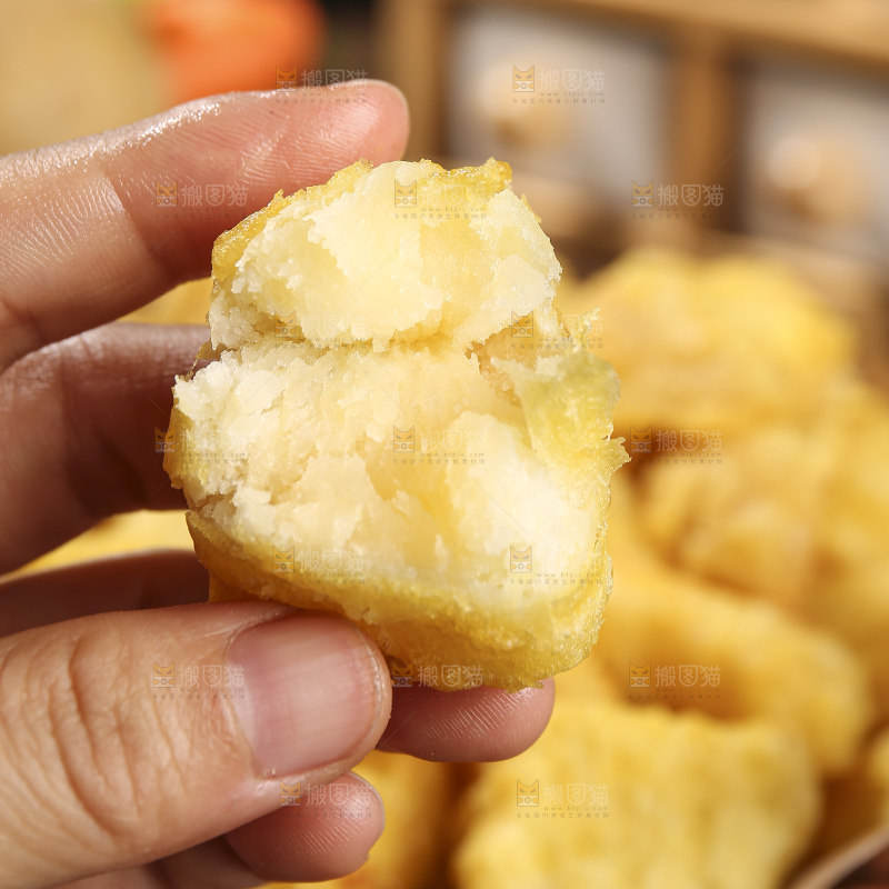 木底上放着锅巴土豆