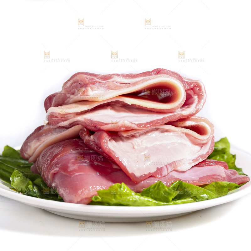 白底上的新鲜羊肉