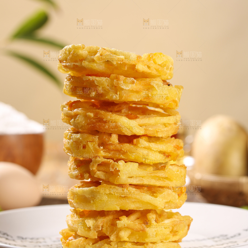 木底上的土豆鲜虾饼