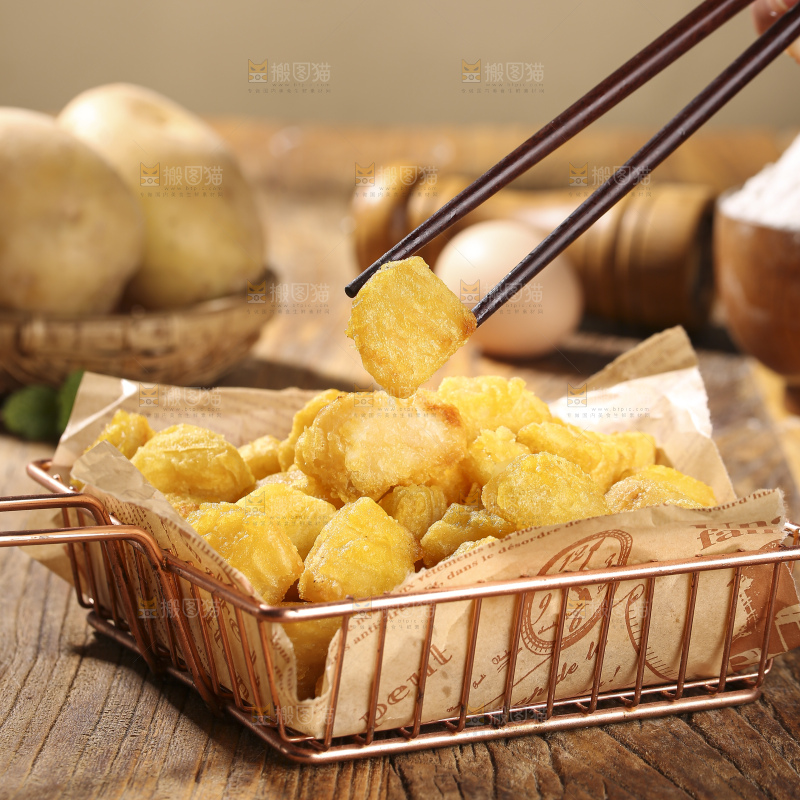 木底上放着锅巴土豆